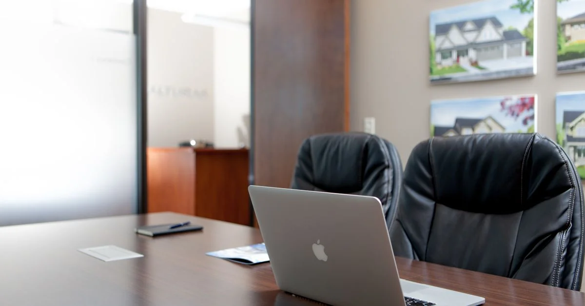 Intérieur de bureau moderne et élégant avec un ordinateur portable et une décoration artistique pour un espace de travail professionnel.