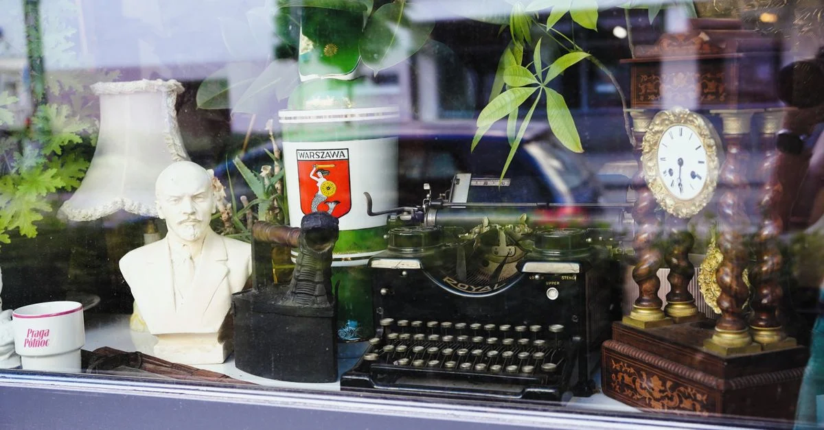 Vitrine éclectique avec machine à écrire, horloge et buste de Lénine dans un magasin de Varsovie.