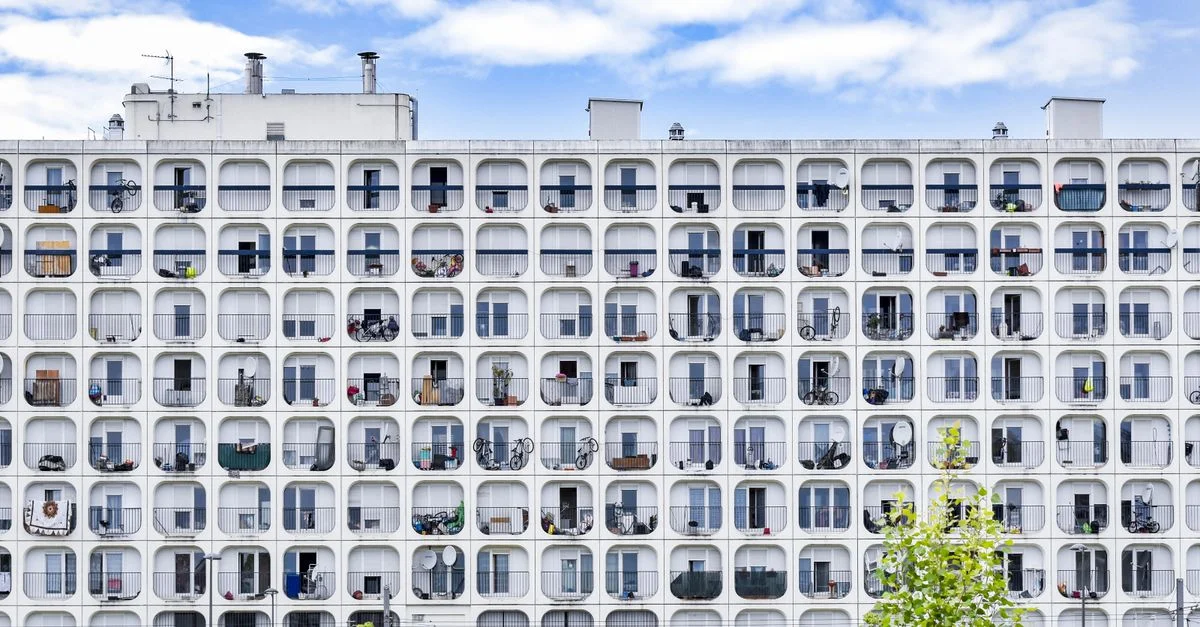 Découvrez la façade architecturale moderne et unique des appartements à Bordeaux, France.