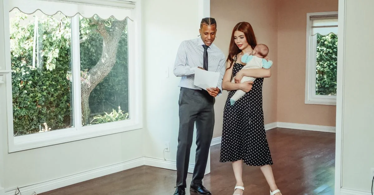 Une famille explore sa nouvelle maison potentielle avec un agent immobilier lors d'une visite.