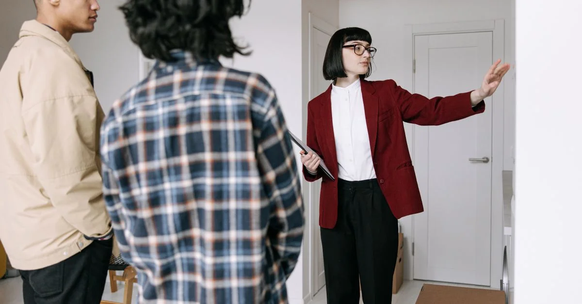 L'agent immobilier présente un appartement à des acheteurs potentiels lors d'une visite de propriété.