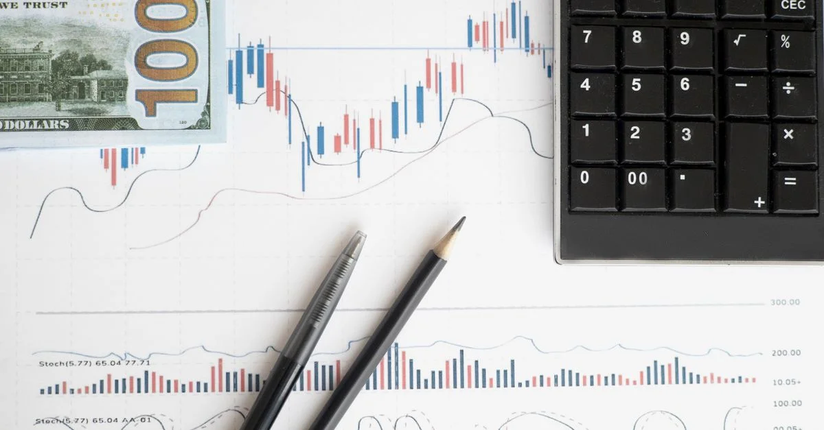 Espace de travail d'analyse de stocks avec des graphiques, une calculatrice et des devises pour des analyses basées sur les données.