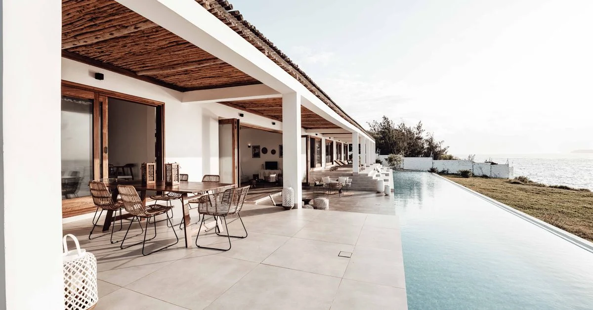 Villa contemporaine avec une piscine à débordement surplombant l'océan, parfaite pour des escapades de luxe.