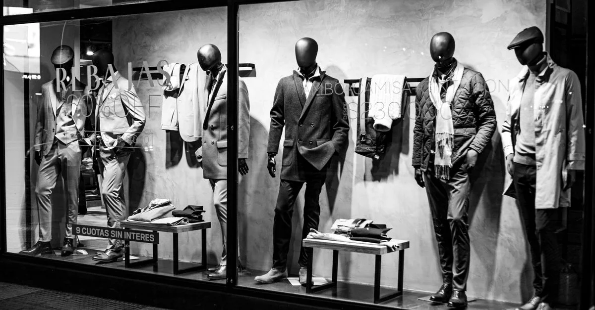 Photo en noir et blanc de mannequins masculins élégants dans la vitrine d'une boutique de vêtements, Bahía Blanca.